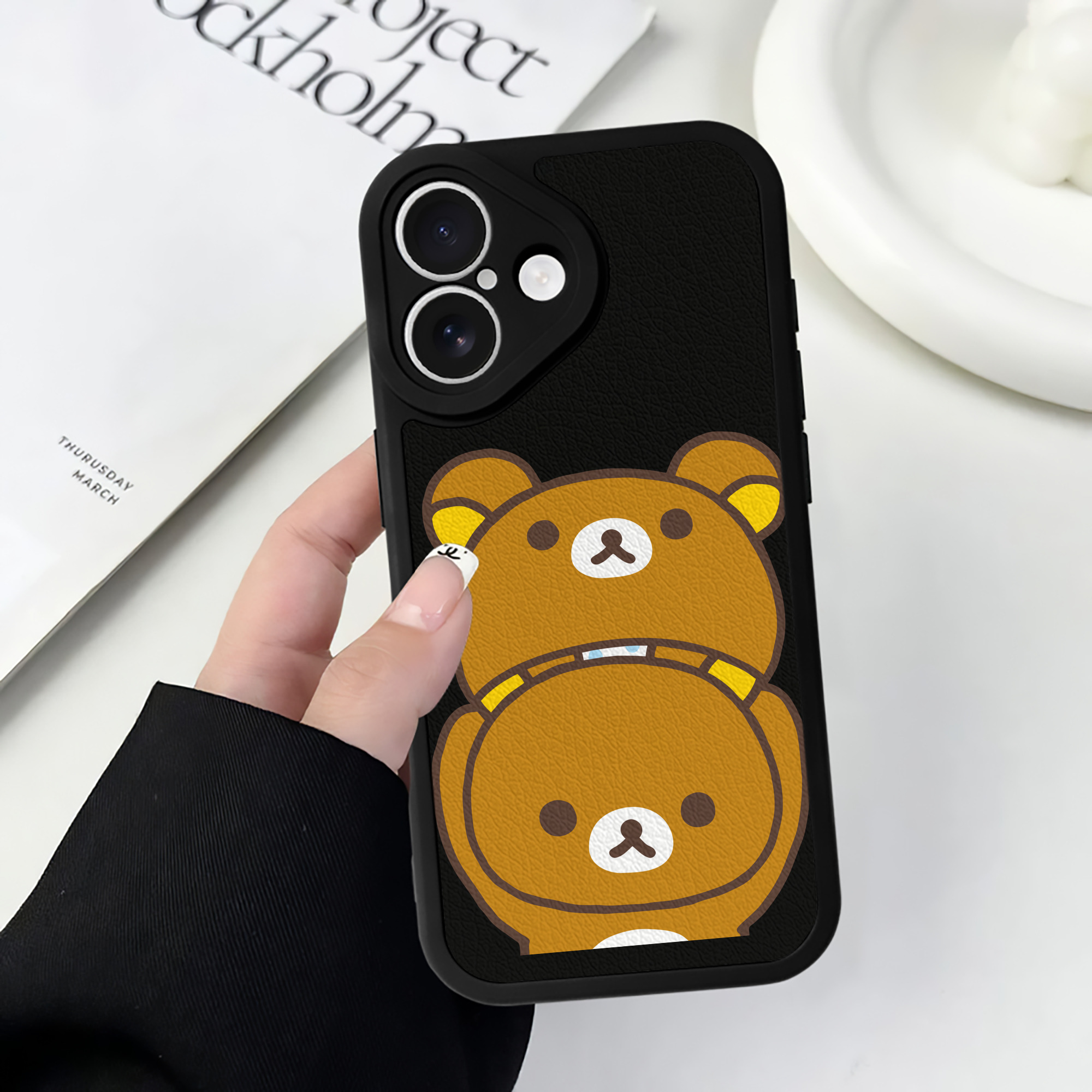 （画像用） リラックマ リラックマ キイロイトリ Rilakkuma Korilakkuma Kiiroitori 【iPhone 16シリーズ対応】シリコンスマホケース（レザー調） 材質：シリコン